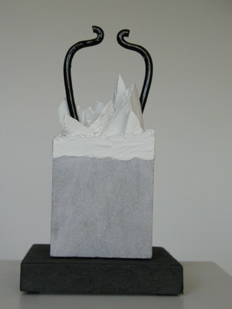 Form in der Zeit I     2008     Marmor/Eisen/Keramik     24 x 10 x 10 cm