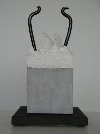 Form in der Zeit II     2008     Marmor/Eisen/Keramik     24 x 10 x 10 cm