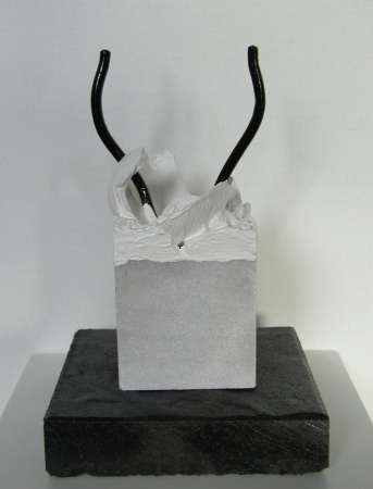 Form in der Zeit V     2011     Marmor/Eisen/Keramik     24 x 10 x 10 cm