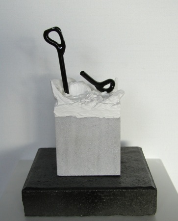 Form in der Zeit VI     2011     Marmor/Eisen/Keramik     24 x 10 x 10 cm