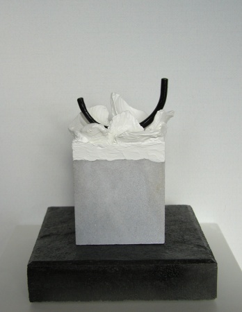 Form in der Zeit VII     2011     Marmor/Eisen/Keramik     24 x 10 x 10 cm