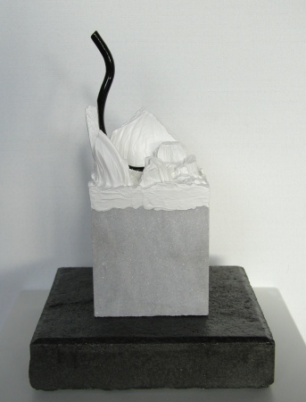 Form in der Zeit VIII     2011     Marmor/Eisen/Keramik     24 x 10 x 10 cm
